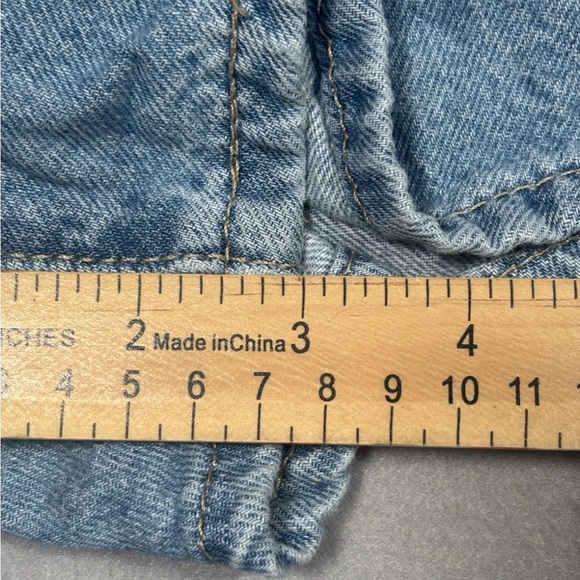 Levi’s Womens High Waisted Mom Shorts Light Wash Denim Blue Size 31 (30x3) - Picture 4 of 8